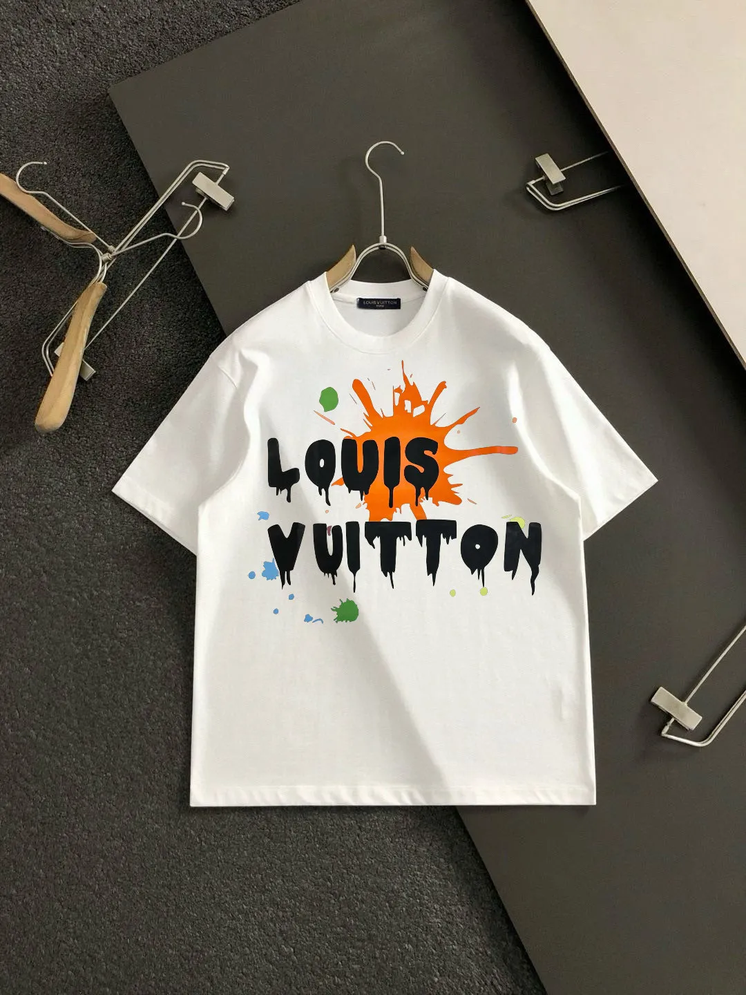 🅿️180 LV2025SS latest round neck fashionable short-sleeved T-shirt for spring and summer, synchronized with the official website, pure cotton fabric at the counter! Comfortable against the skin, durable and easy to wear, classic and simple logo design, meticulous original craftsmanship, a must-have item for handsome men, size S-XXL